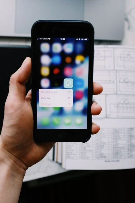 Un espace de travail moderne avec deux écrans d’ordinateur affichant des projets de conception web, mettant en avant la technologie et la productivité.